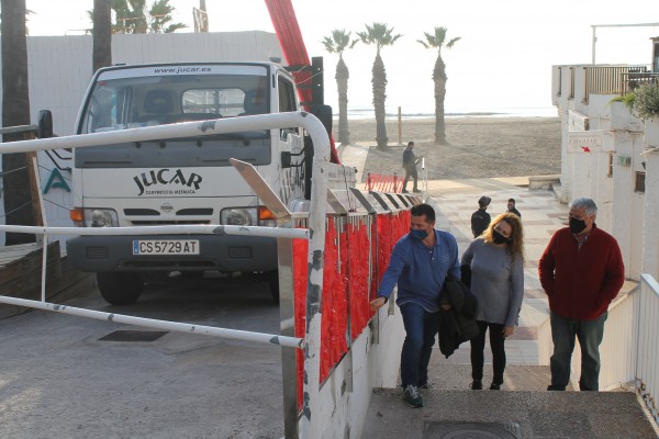 Benicàssim mejora el acceso a la playa en el Eurosol con una barandilla de acero inoxidable 

