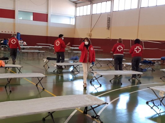 Alicante activa el protocolo frente al frío y acoge a 20 personas en el pabellón de Ciudad Jardín