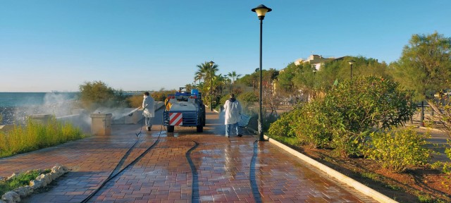 Almenara continua desinfectant els carrers dels nuclis urbans i marítims