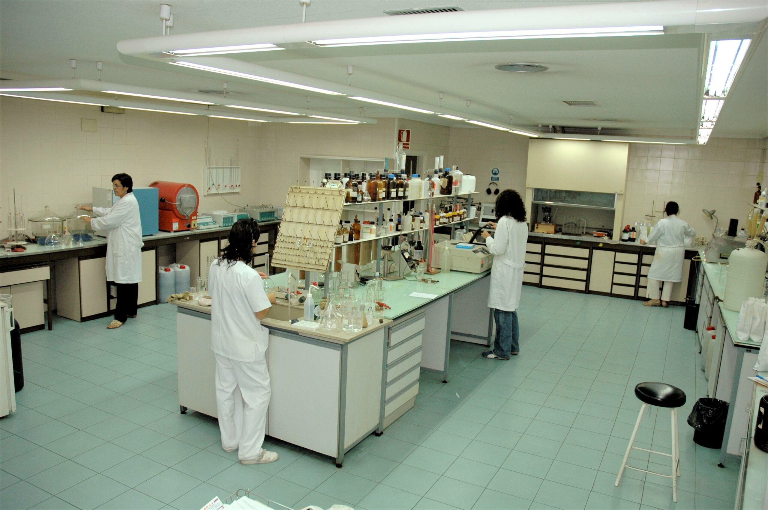 El laboratorio de Eurocaja Rural preparado para detectar material genético covid en aguas residuales