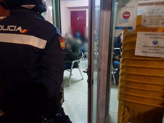 La Policía impone 15 sanciones en un kebab de Alicante por incumplir medidas anticovid