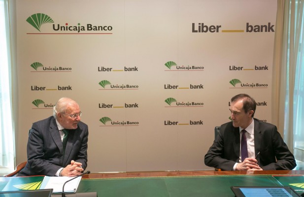 Las acciones de Unicaja suben un 1,97% y las de Liberbank caen un 3,69% tras la 'luz verde' a su fusión