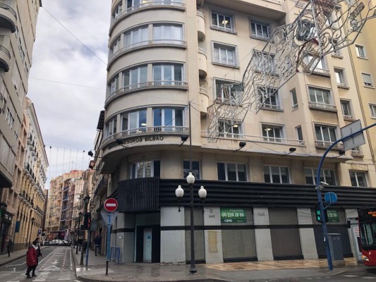 Otro hueco en La Rambla: los dueños del bajo de Seguros Bilbao buscan 'inquilino premium'