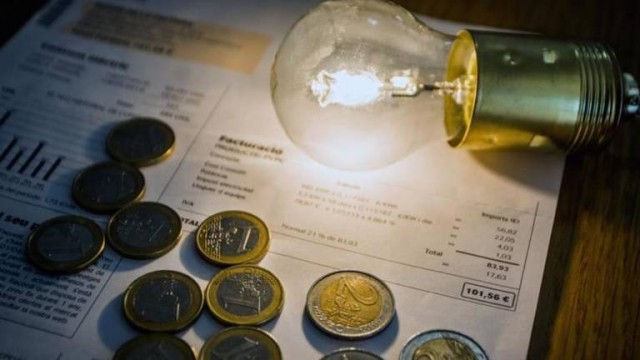 El recibo de la luz de 2020, el más bajo de la última década, con un coste total de 764 euros