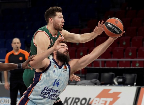 (71-70) Al Valencia se le moja la pólvora en Vitoria