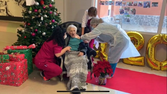 Ana Mira, de 101 años, la residente de mayor edad vacunada en la Comunitat hasta el momento
