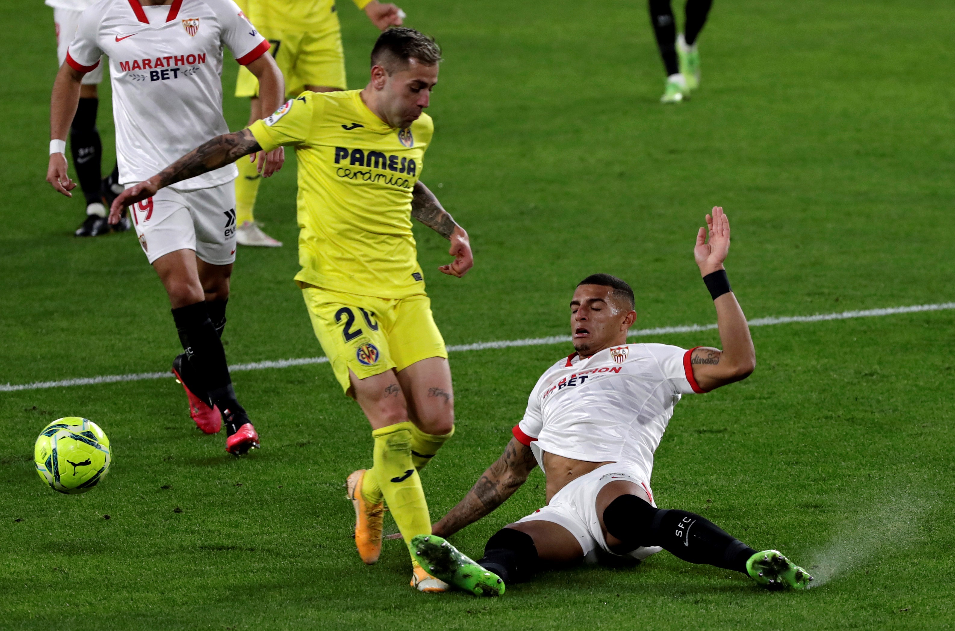 Un efectivo Sevilla le gana el pulso por la 'Champions' al Villarreal (2-0)