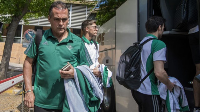 Alexis, un apagafuegos de la casa que se estrena en el banquillo