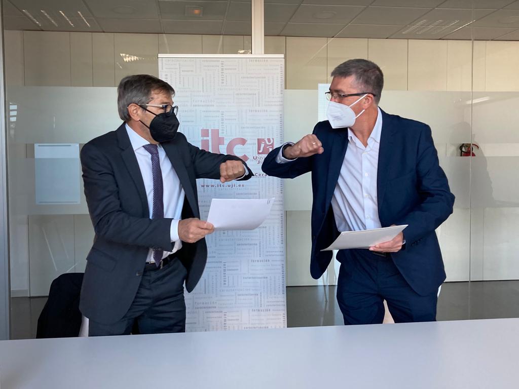 El presidente de la Asociación de Investigación de las Industrias Cerámicas, (AICE), Joaquín Font de Mora, saluda con el codo al conseller de Economía Sostenible, Sectores Productivos, Comercio y Trabajo, Rafa Climent, tras la firma del acuerdo de ce - 