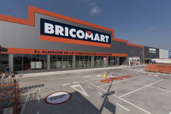 Finestrat continúa ampliando su oferta comercial mientras Benidorm sigue en fuera de juego