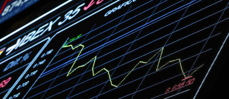 El Ibex 35 pone en juego la cota de los 11.000 puntos a media sesión