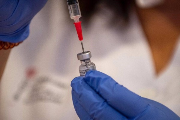 Sanidad avanza que mañana llegarán 369.525 dosis de la vacuna de Pfizer para proseguir con la vacunación
