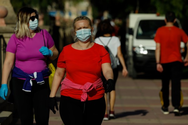 Las mascarillas y el distanciamiento social frenan la venta de antigripales en la Región