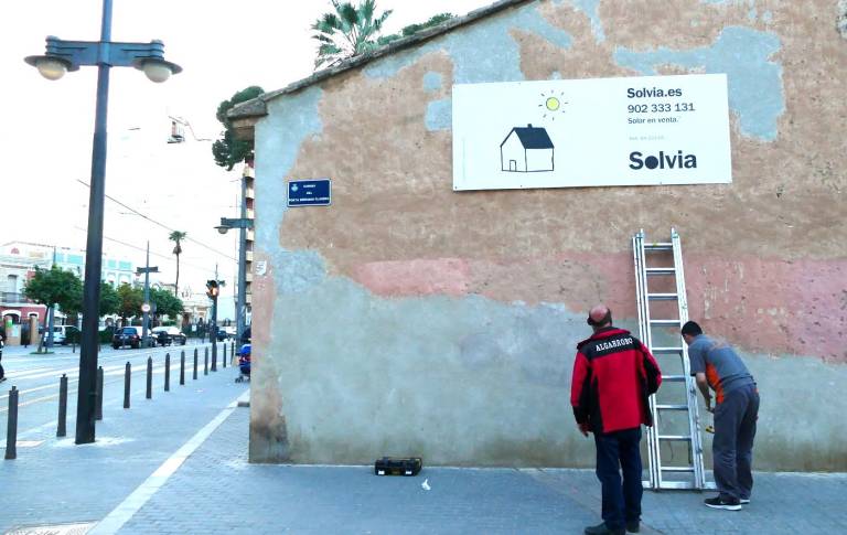Los operarios municipales, retirando el cartel de la venta. Foto: CÍRCULO POR EL PATRIMONIO.  - 