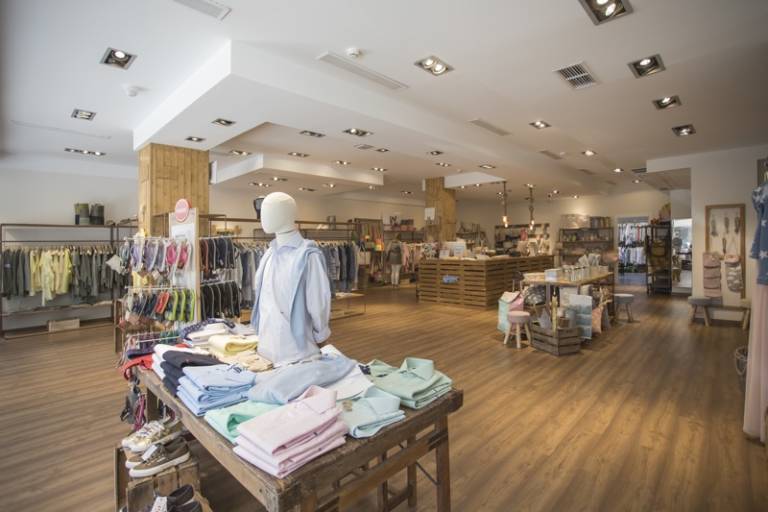 Las ventas del comercio minorista en la Comunitat caen en noviembre un 1,8 % pese al 'Black Friday'