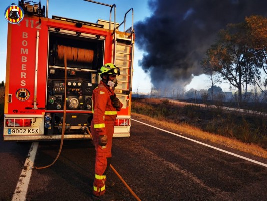 Cuatro bomberos de la Generalitat promueven una iniciativa para financiar un camión forestal en el Amazonas