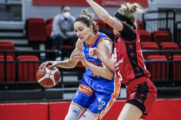 Valencia Basket impone su solvencia para cerrar 2020 con el triunfo 17 ante Zaragoza