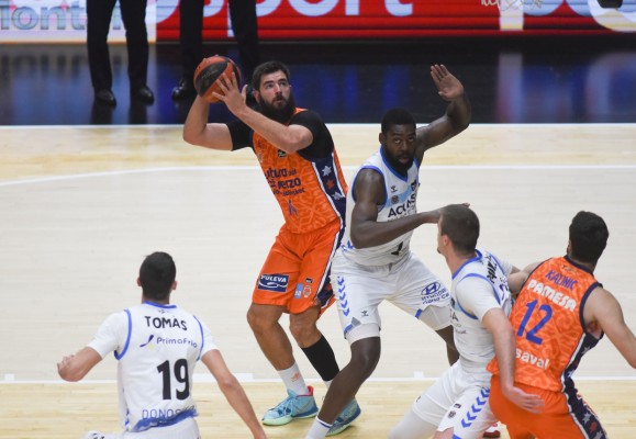 Valencia Basket refuerza su puja por jugar la Copa con un arrollador triunfo ante Acunsa