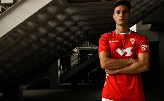 El Murcia abrirá expediente y apartará a su jugador Palazón tras ir a una fiesta en Nochebuena