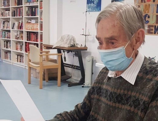 'Adopta Un Abuelo' acompaña a casi 3.000 mayores con más de 130.000 cartas en Navidad: 