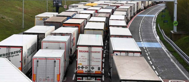 Bomberos franceses llegan a Dover con 10.000 test para los camioneros