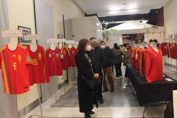 Una exposición reúne en San Pedro del Pinatar más de 40 camisetas históricas de la selección