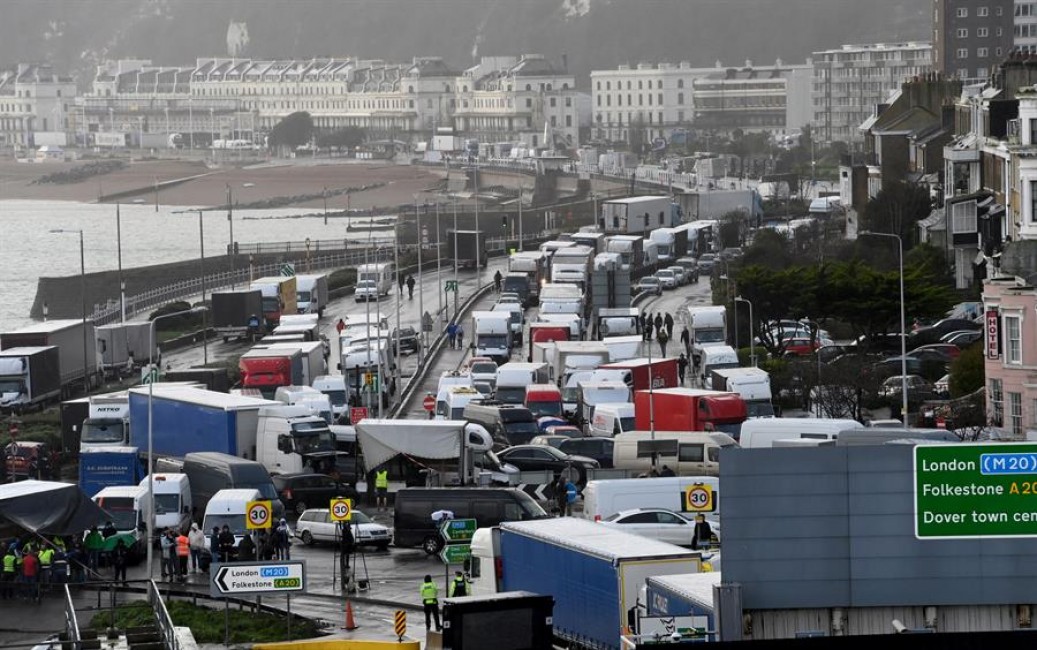 Camiones se agolpan a la entrada del Puerto de Dover (RU), este miércoles. Foto: EFE/ Facundo Arrizabalaga - 