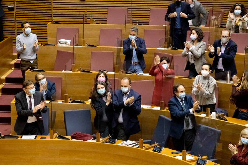 Los grupos del Botànic aplauden tras la aprobación de los Presupuestos este miércoles. Foto: KIKE TABERNER - 