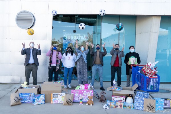 Cartagena muestra su lado solidario con la donación de mil juguetes en la campaña promovida por el Ayuntamiento