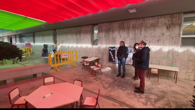 El Campello aviva las instalaciones del CEIP Fabraquer con toldos de colores