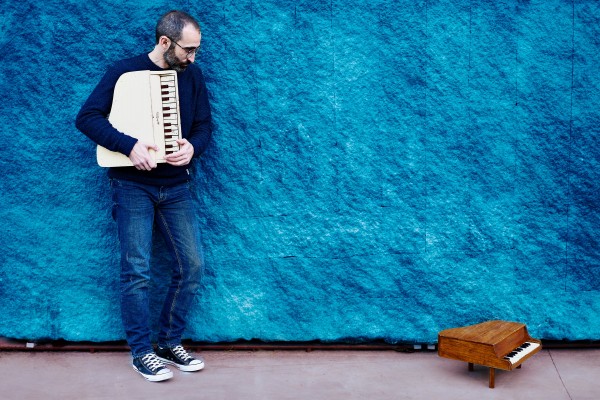 Música experimental con un piano de juguete: el caso de Víctor Trescolí Sanz