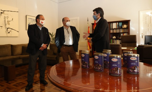 Chocolates Valor hace una donación a los centros sociales de la Diputación y centros de menores