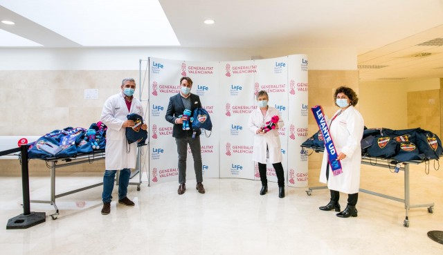El Levante hace la clásica entrega de regalos a los niños ingresados en La Fe