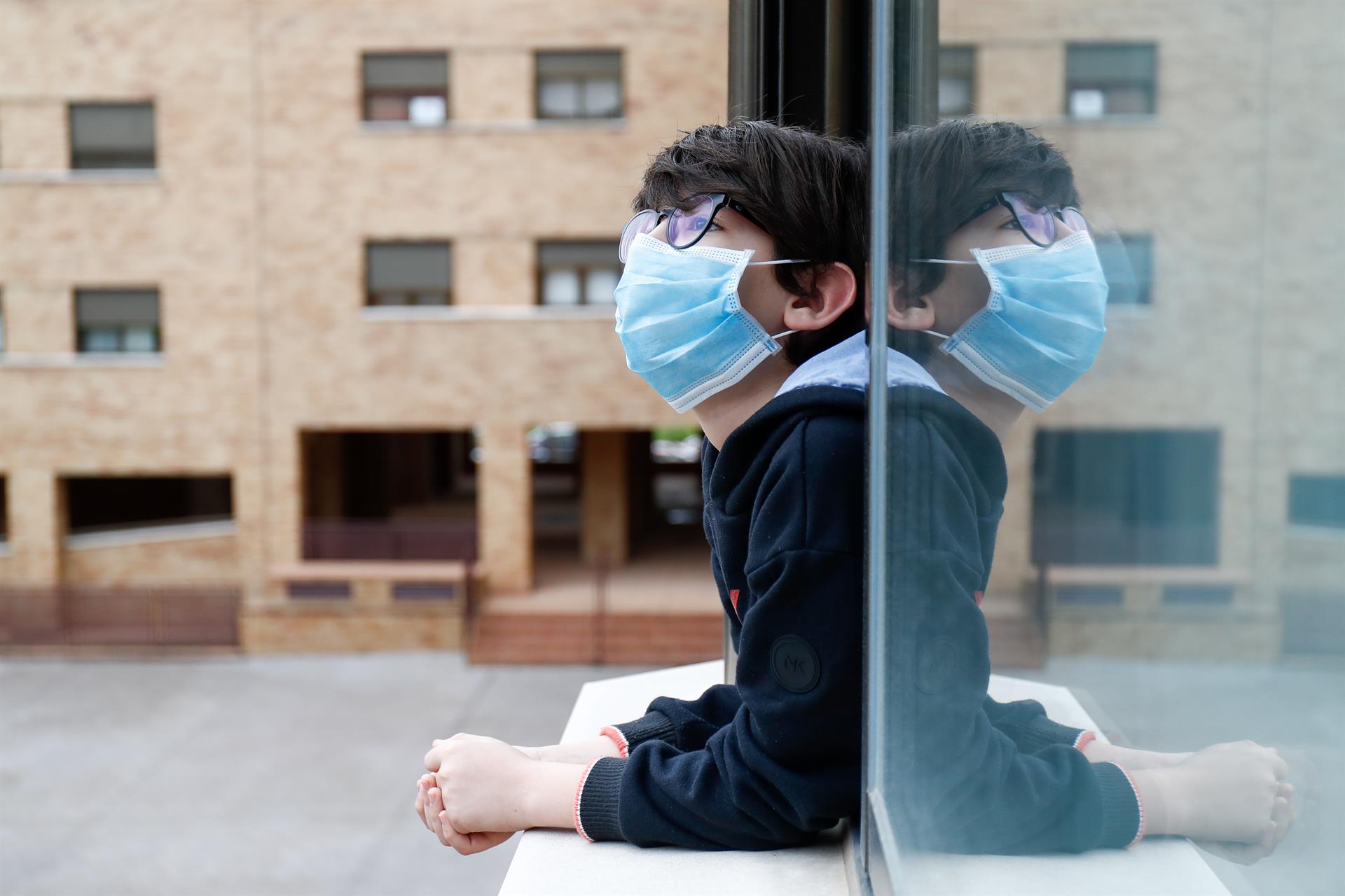 Expertos confirman que los niños se contagian de forma más leve y transmiten menos el covid-19