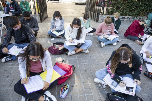 Sí se podía: 2º de Bachillerato del IES Luis Vives tendrá 100% de presencialidad 