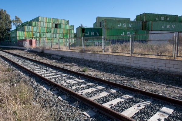 Las condiciones para un puerto seco: suelo llano, proximidad a la autovía y a la conexión ferroviaria