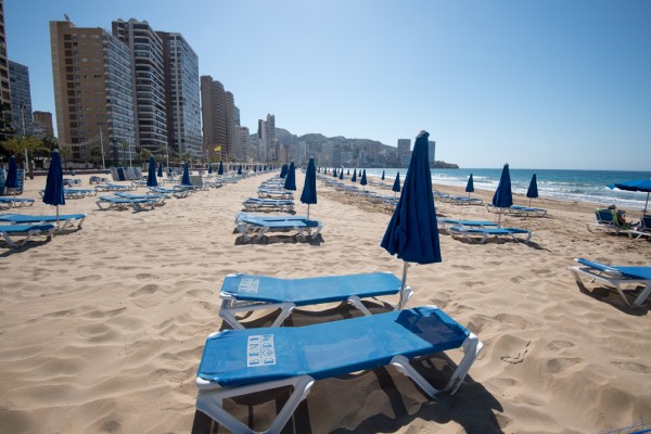 Benidorm plantea la suspensión del servicio de hamacas hasta marzo