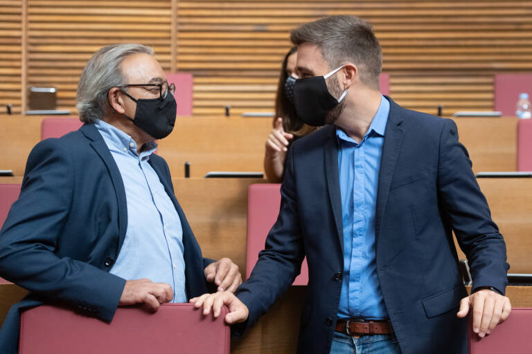 Fran Ferri (derecha) habla con Manolo Mata. Foto: I.CABALLER (CORTS) - 