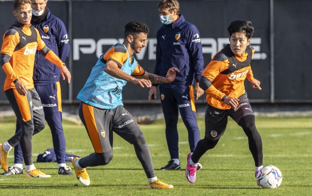 El Valencia vuelve a entrenarse con Kang In pero sin Racic, Paulista y Gayà
