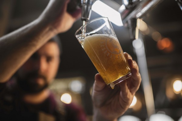 Heineken regala a sus empleados consumiciones en bares y restaurantes para apoyar al sector