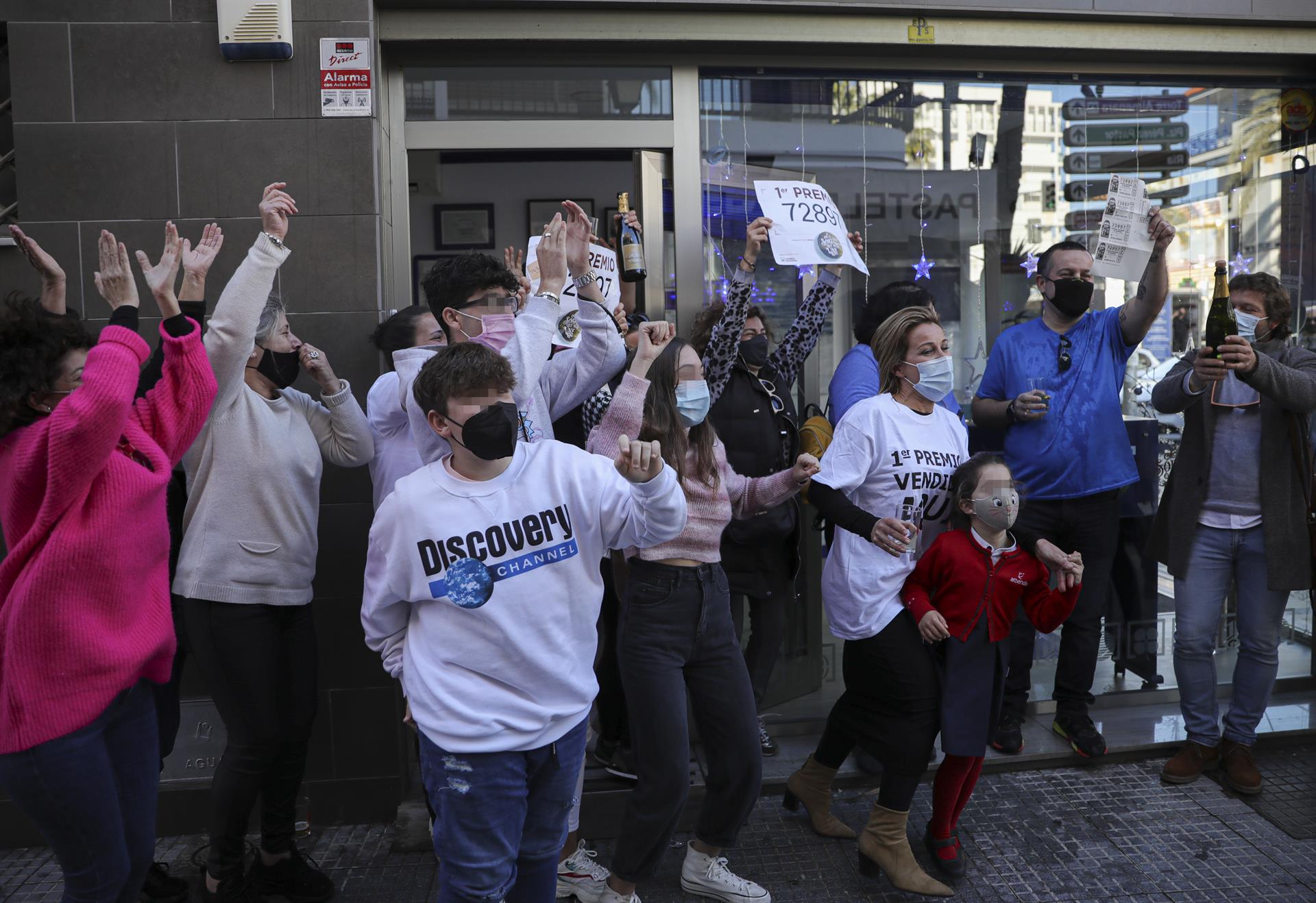 Agraciados celebran `El Gordo' en Punta Umbría, Huelva. Foto: M. JOSÉ LÓPEZ (EP) - 