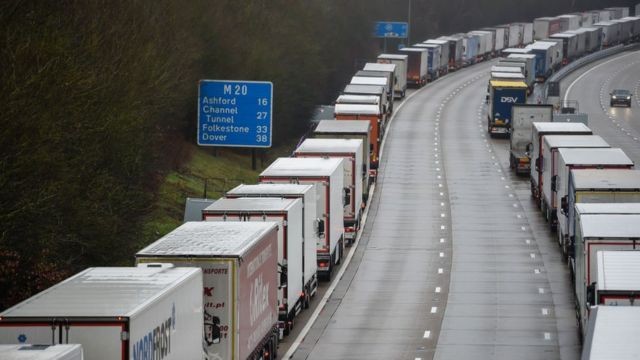  Las autoridades inglesas ya han comenzado a hacer test covid a los camioneros atrapados en Reino Unido