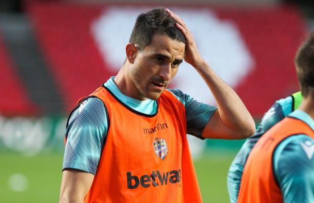 Postigo reacciona desde casa al penalti de Vezo ante el Huesca