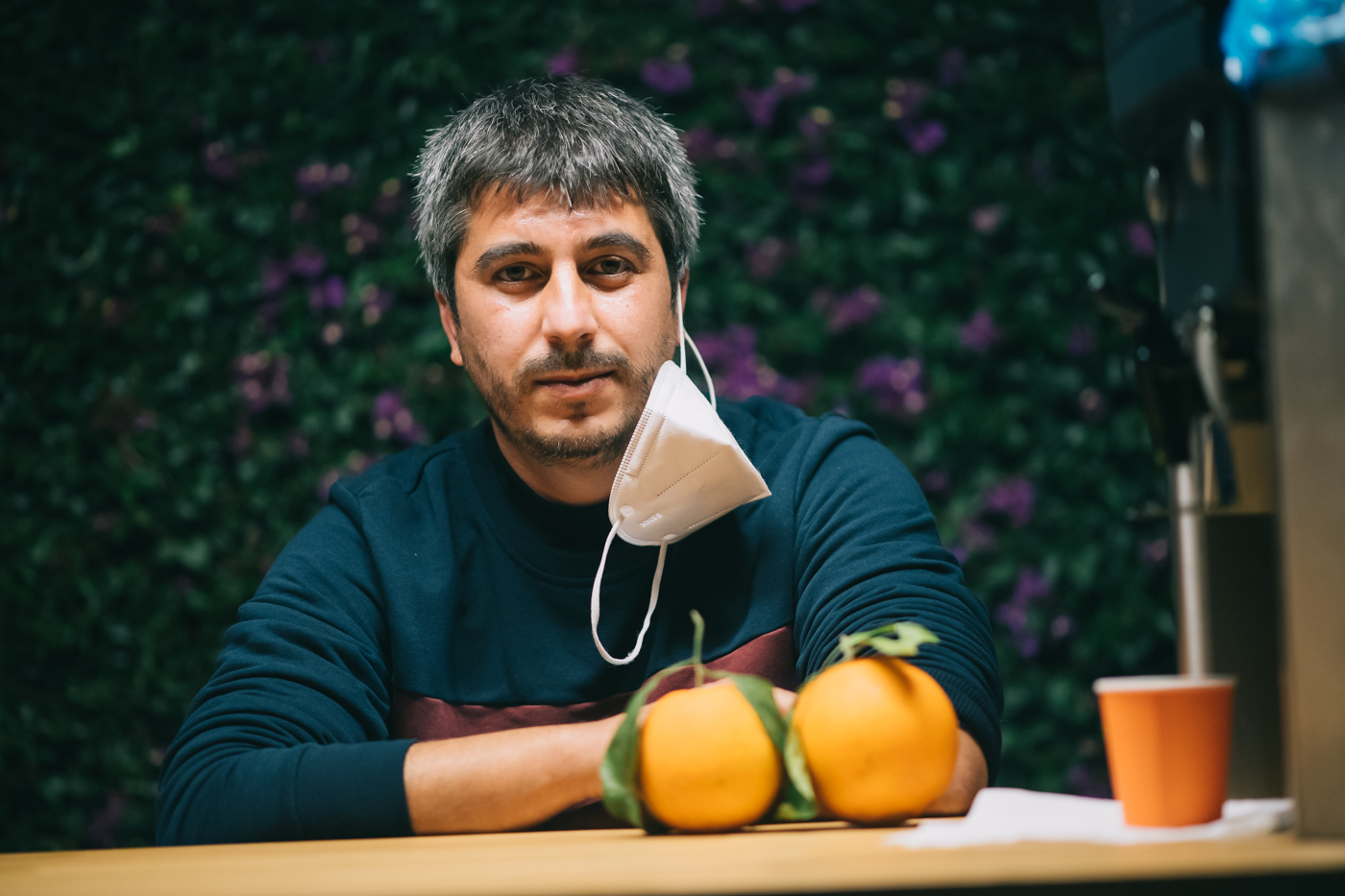 Pere saca la naranja a la calle
