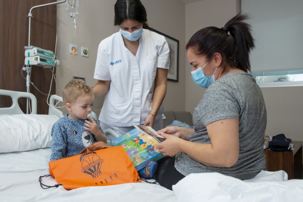 Valencia Basket hace llegar juguetes a menores hospitalizados