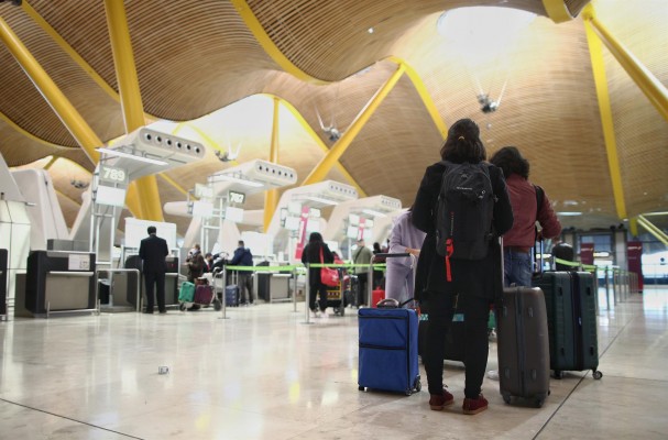 España restringirá la entrada de vuelos y buques desde Reino Unido durante 14 días