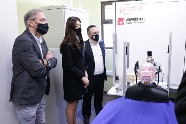 La UMH presenta un robot capaz de tomar muestras para realizar test de coronavirus