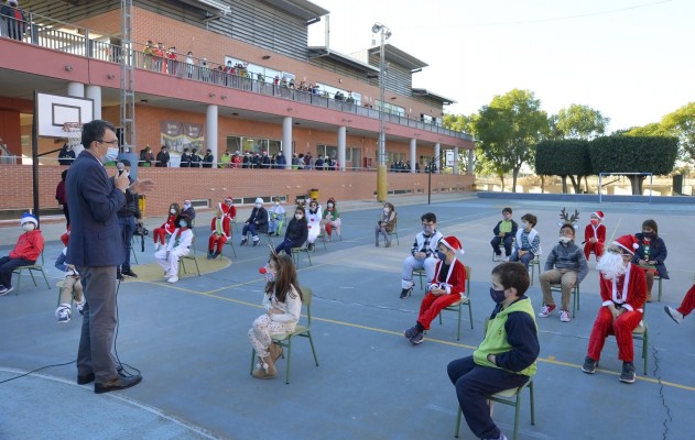 Una 'Navidad de gratitud' del colegio ADN de Cabezo de Torres con los héroes de la pandemia