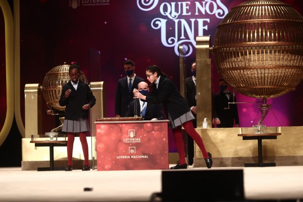El 37.023, segundo quinto premio del Sorteo de Navidad 2020, muy repartido