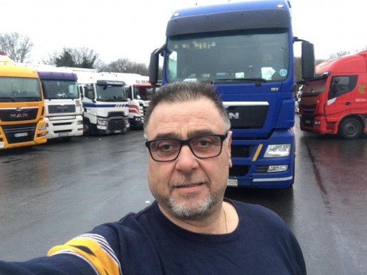 Un camionero de Sax atrapado en Inglaterra: 